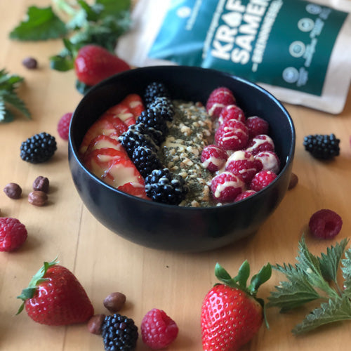 Beerenbowl mit Brennnesselsamen Rezept
