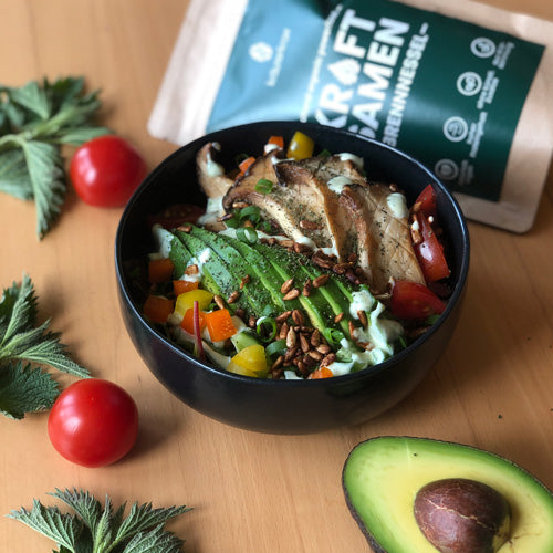 Salatbowl mit Brennnesselsamen gesund vegan 