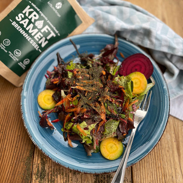 Bunter Wintersalat mit Brennnesselsamen