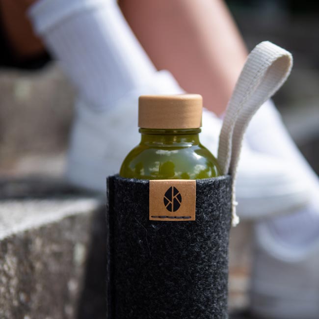 Filz Sleeve aus rPET – Schutzhülle für Kraft-Bottle & Glasflaschen – Kräuterkraft